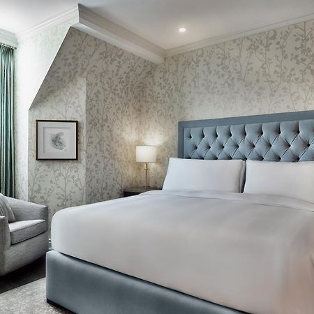Chateau Vaudreuil Esterno foto A bedroom at the London West Hollywood