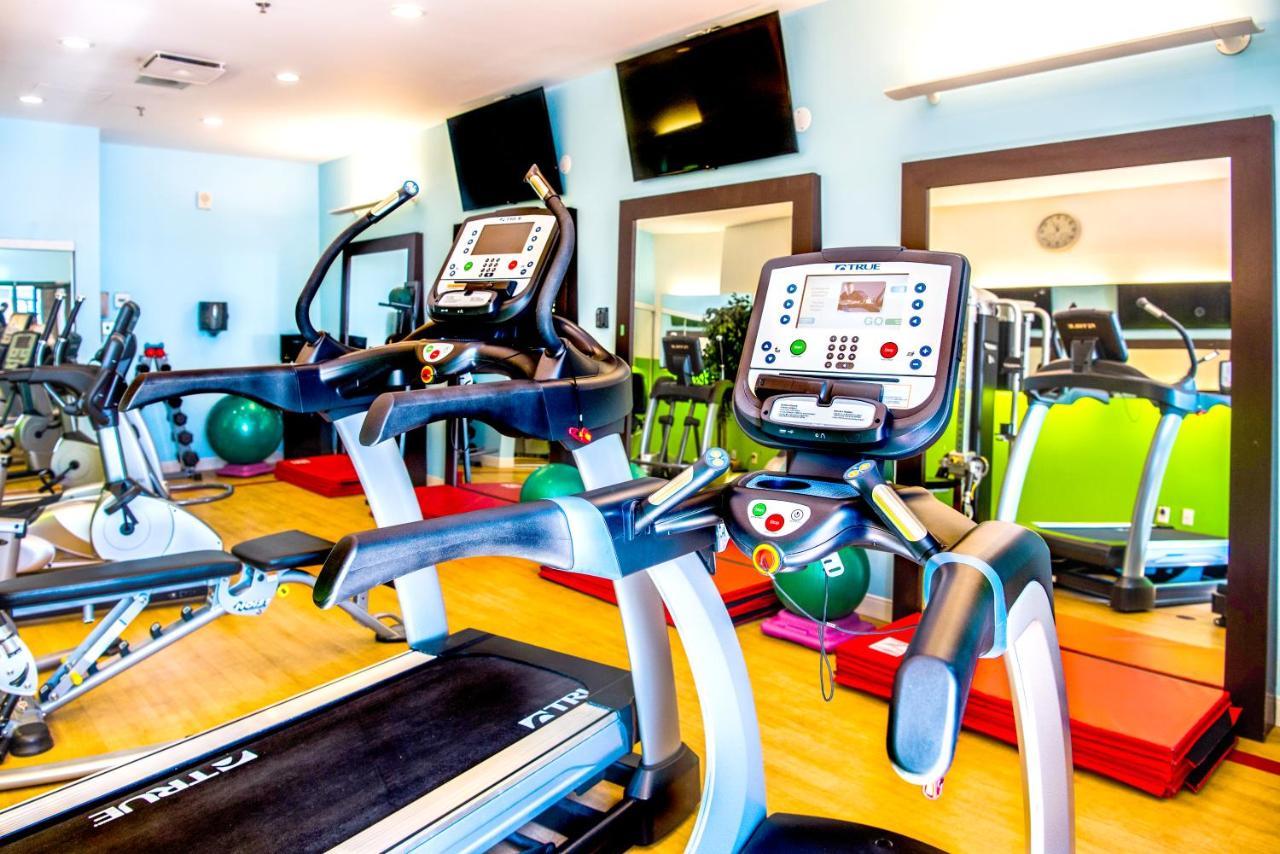 Chateau Vaudreuil Esterno foto The gym at the hotel