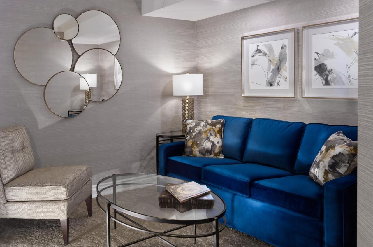 Chateau Vaudreuil Esterno foto A living room with a blue sofa