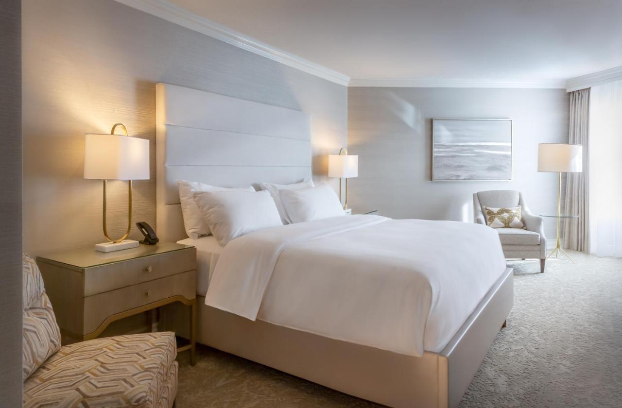 Chateau Vaudreuil Esterno foto A guest room at The Westin Boston Seaport District
