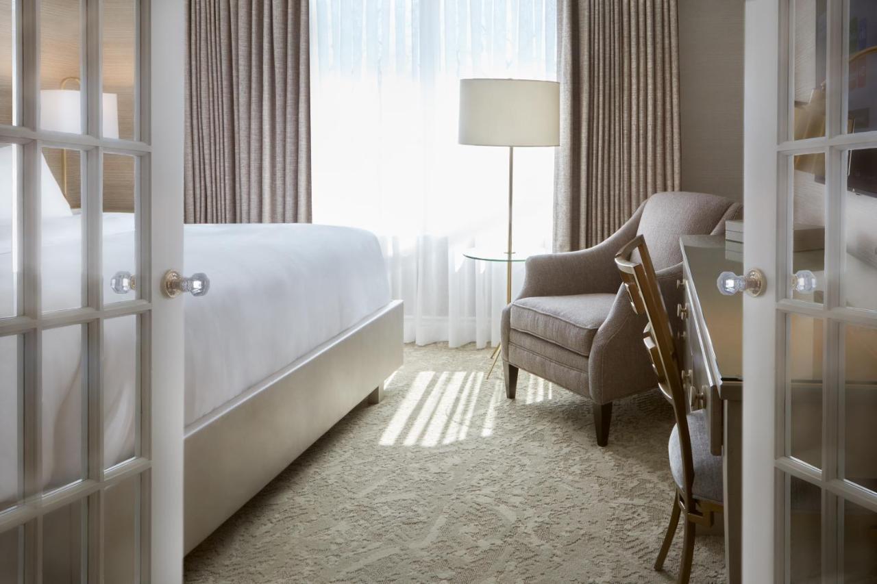 Chateau Vaudreuil Esterno foto A guest room at the Hotel Commonwealth