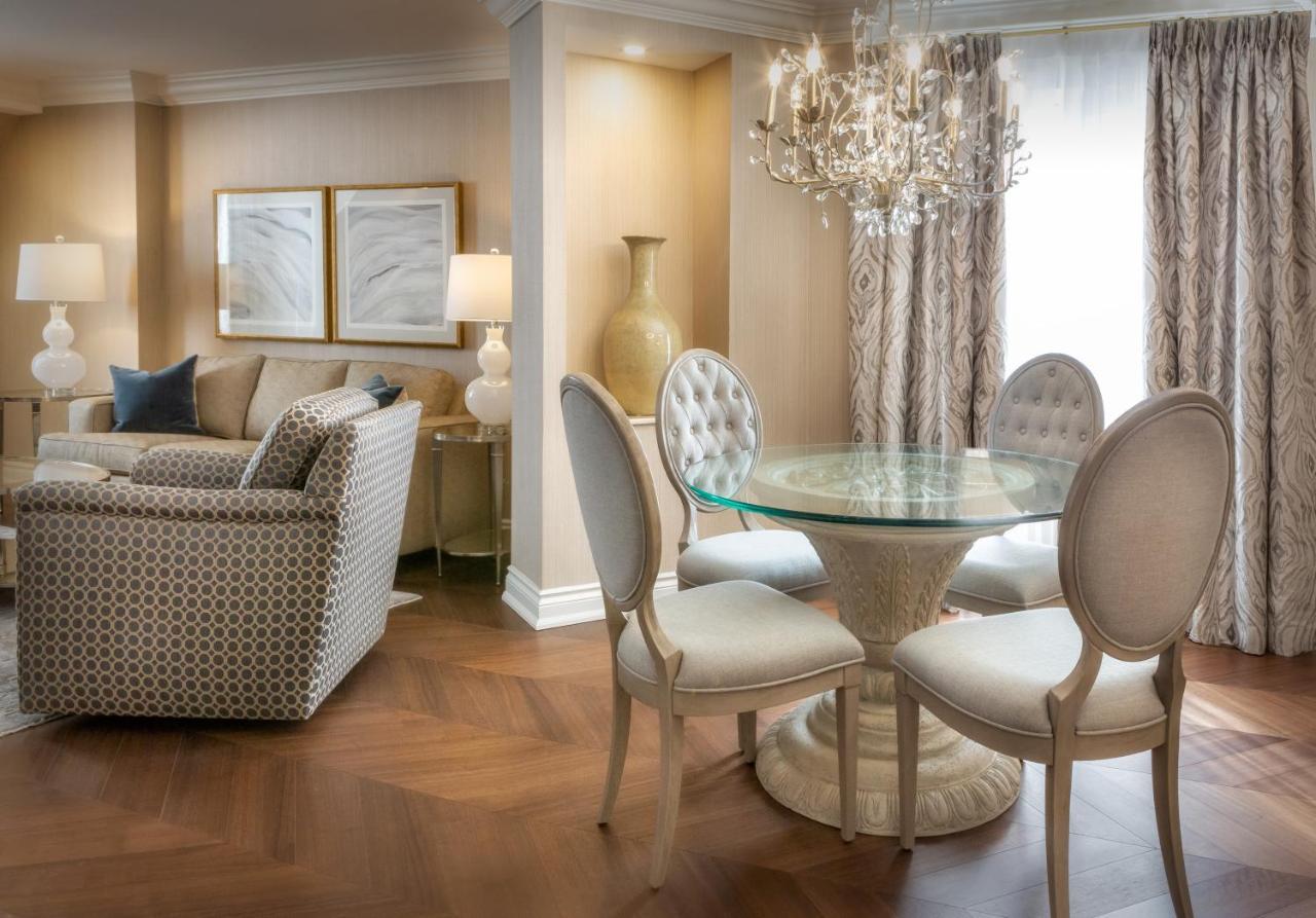 Chateau Vaudreuil Esterno foto A living room at The Ritz-Carlton, Chicago