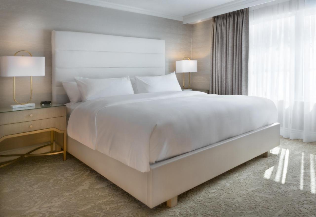 Chateau Vaudreuil Esterno foto A bed