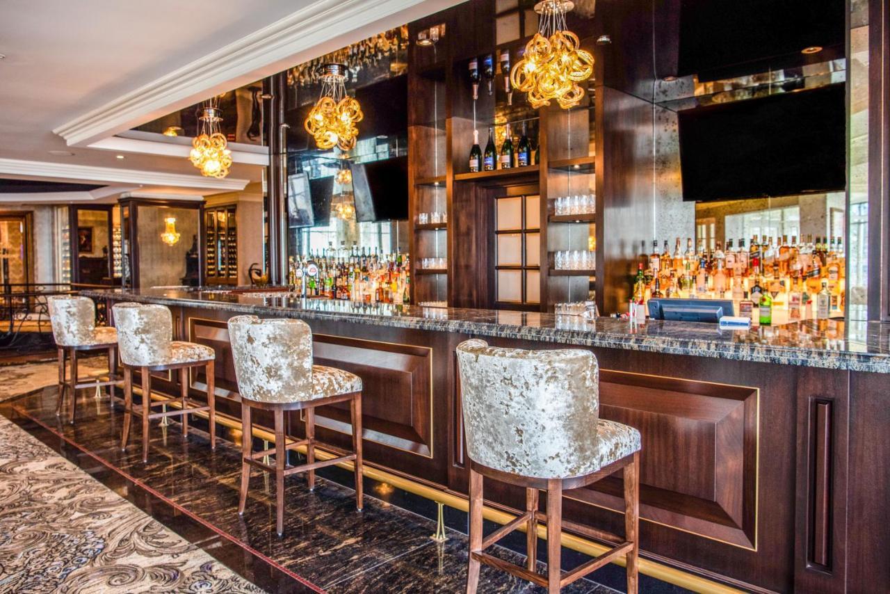 Chateau Vaudreuil Esterno foto The bar at the 1905 Restaurant