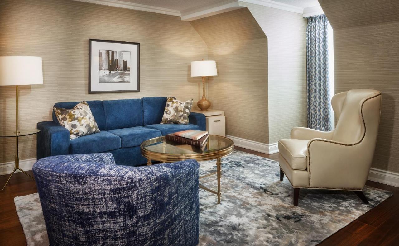 Chateau Vaudreuil Esterno foto A living room at the Ritz-Carlton, Boston