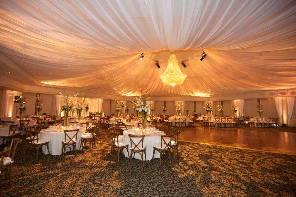Chateau Vaudreuil Esterno foto The tent at the Ritz-Carlton, Laguna Niguel