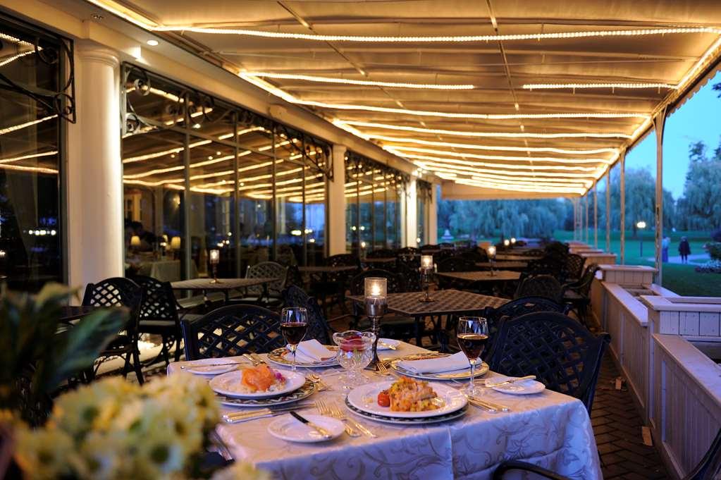 Chateau Vaudreuil Esterno foto The restaurant
