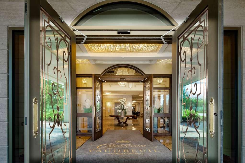Chateau Vaudreuil Esterno foto Entrance to the hotel