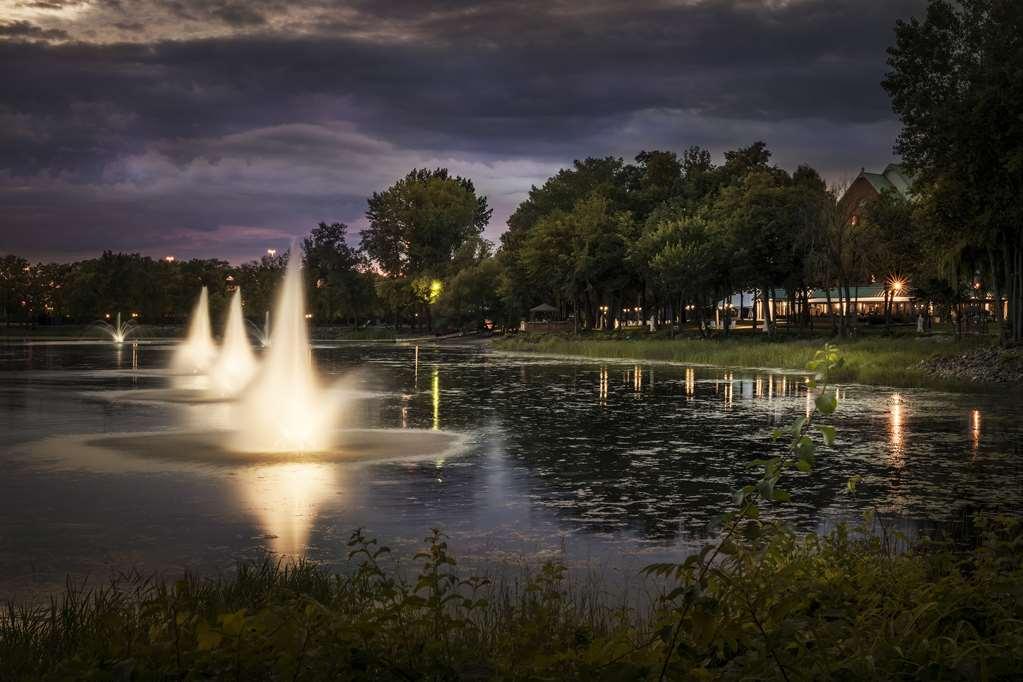 Chateau Vaudreuil Esterno foto Fountains at Lake Mirror