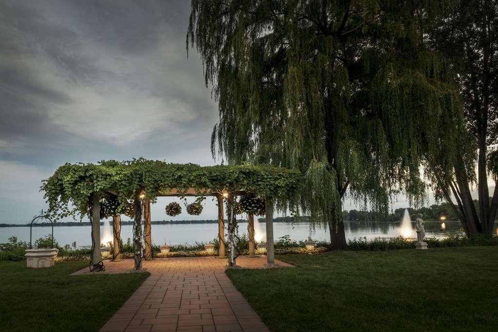 Chateau Vaudreuil Esterno foto The Pergola at the Lake of the Woods