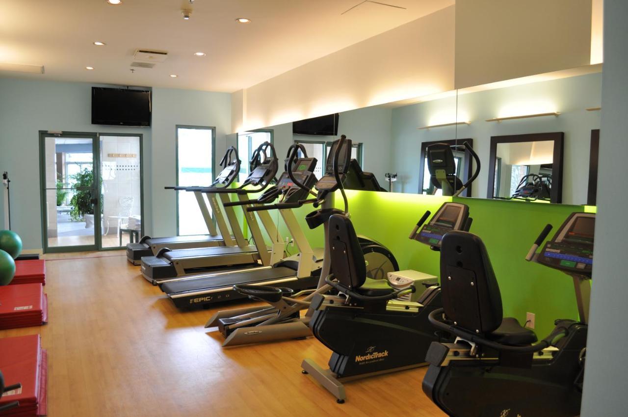 Chateau Vaudreuil Esterno foto A gym at a hotel