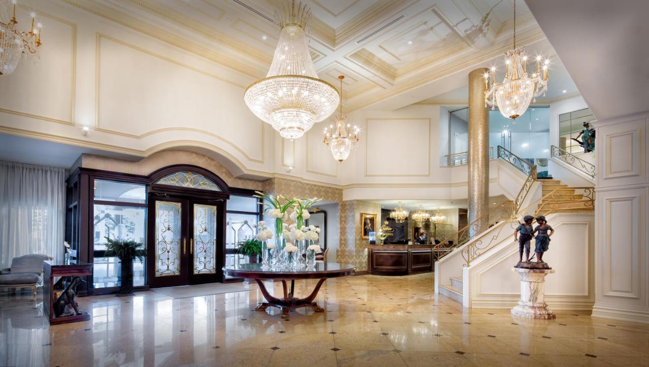 Chateau Vaudreuil Esterno foto The lobby of the Four Seasons Hotel