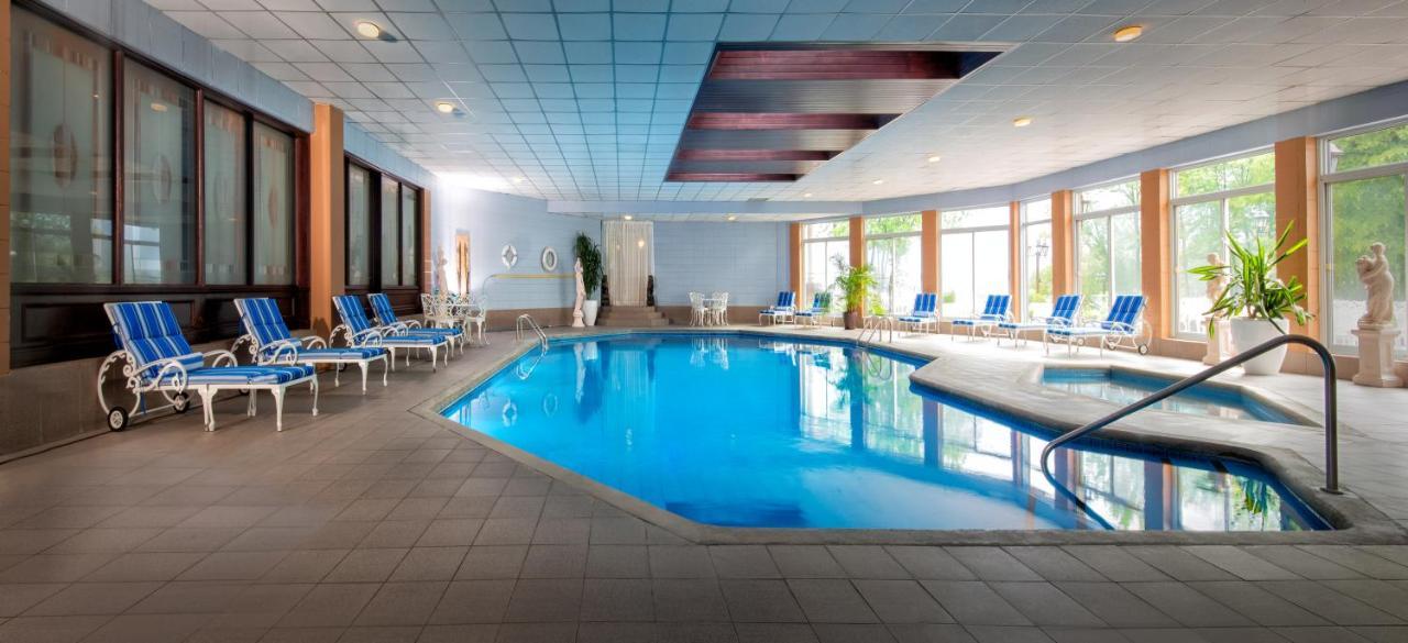 Chateau Vaudreuil Esterno foto The swimming pool at the hotel
