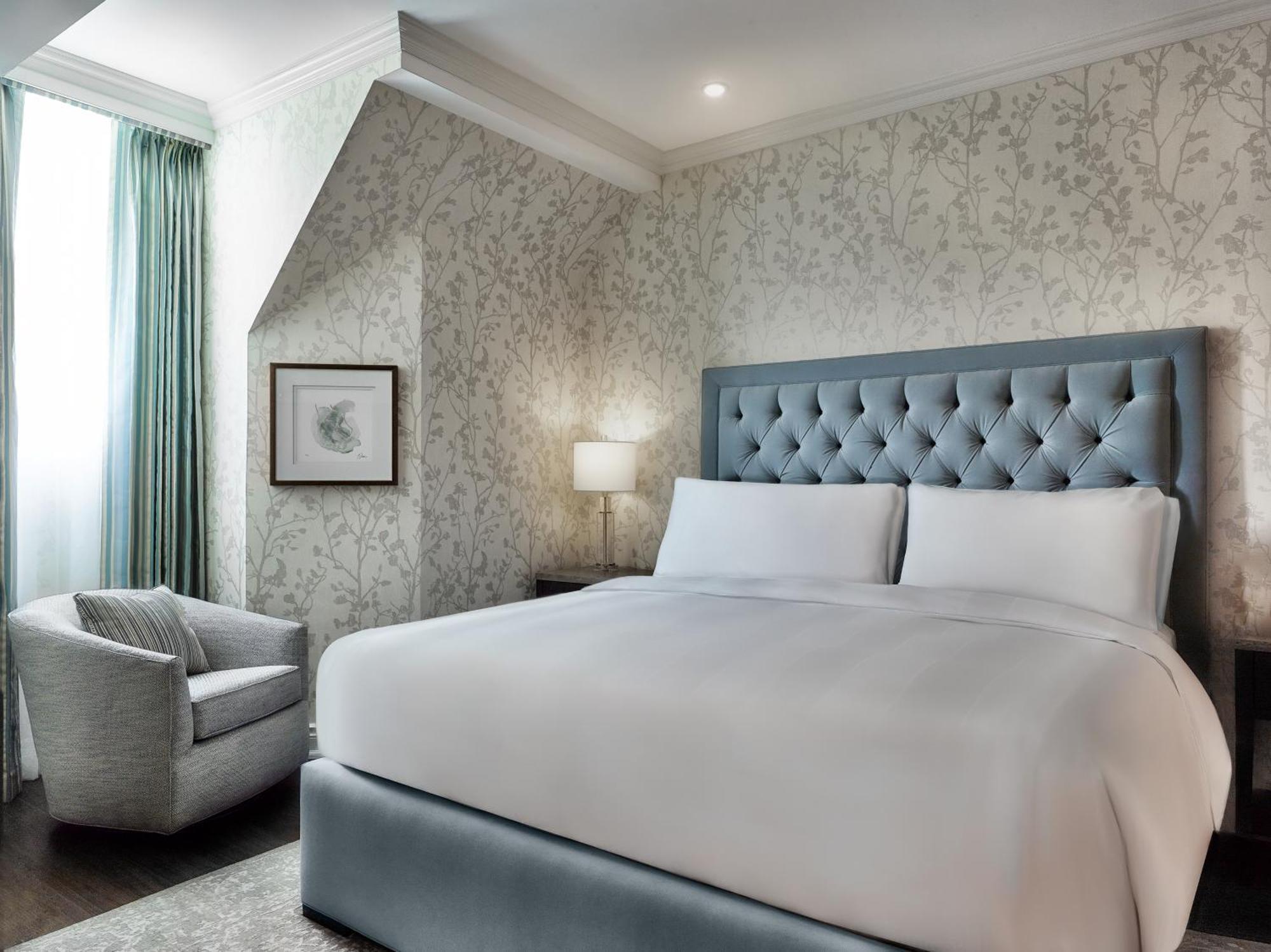 Chateau Vaudreuil Esterno foto A bedroom at the London West Hollywood