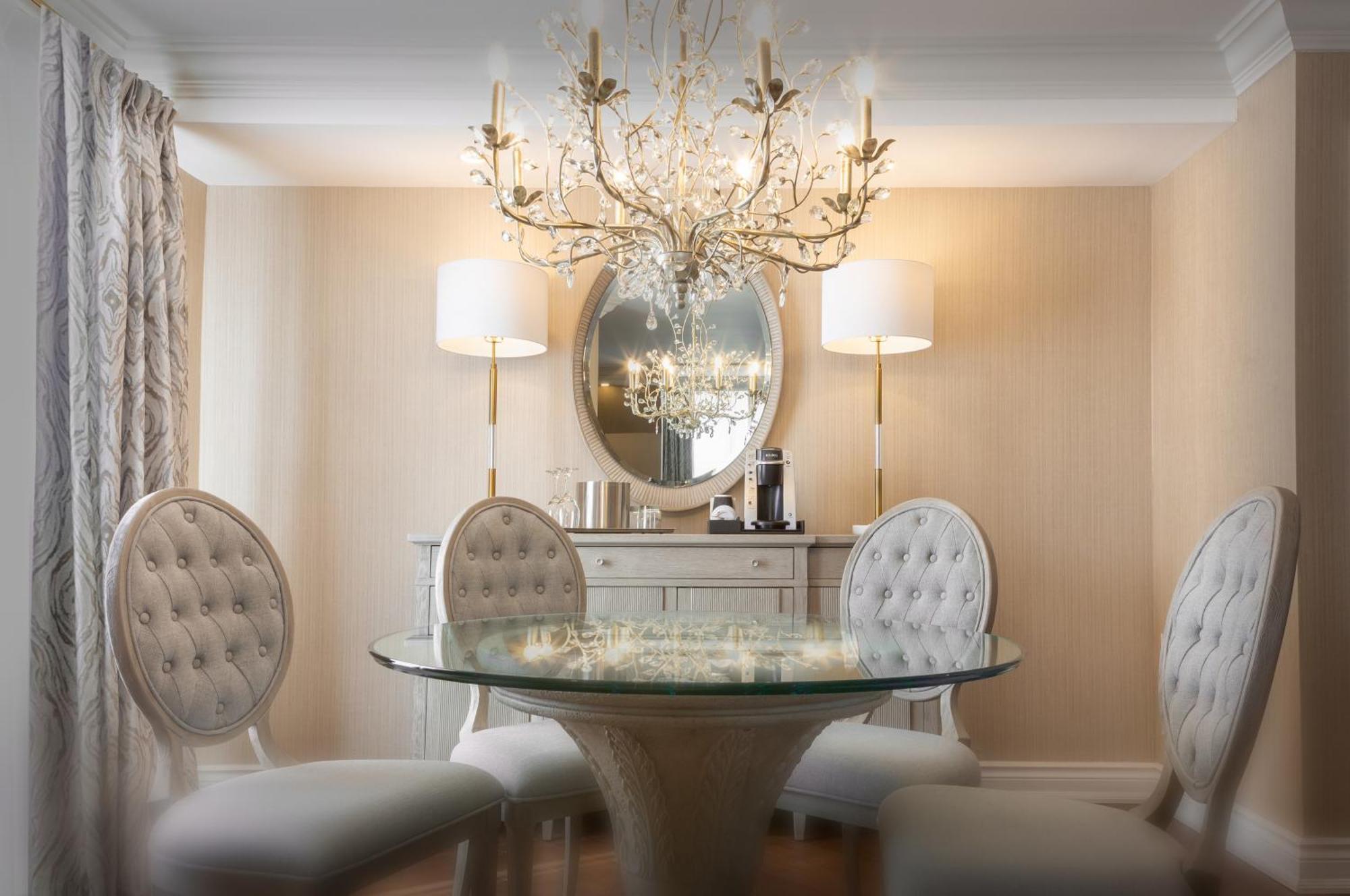 Chateau Vaudreuil Esterno foto A dining room