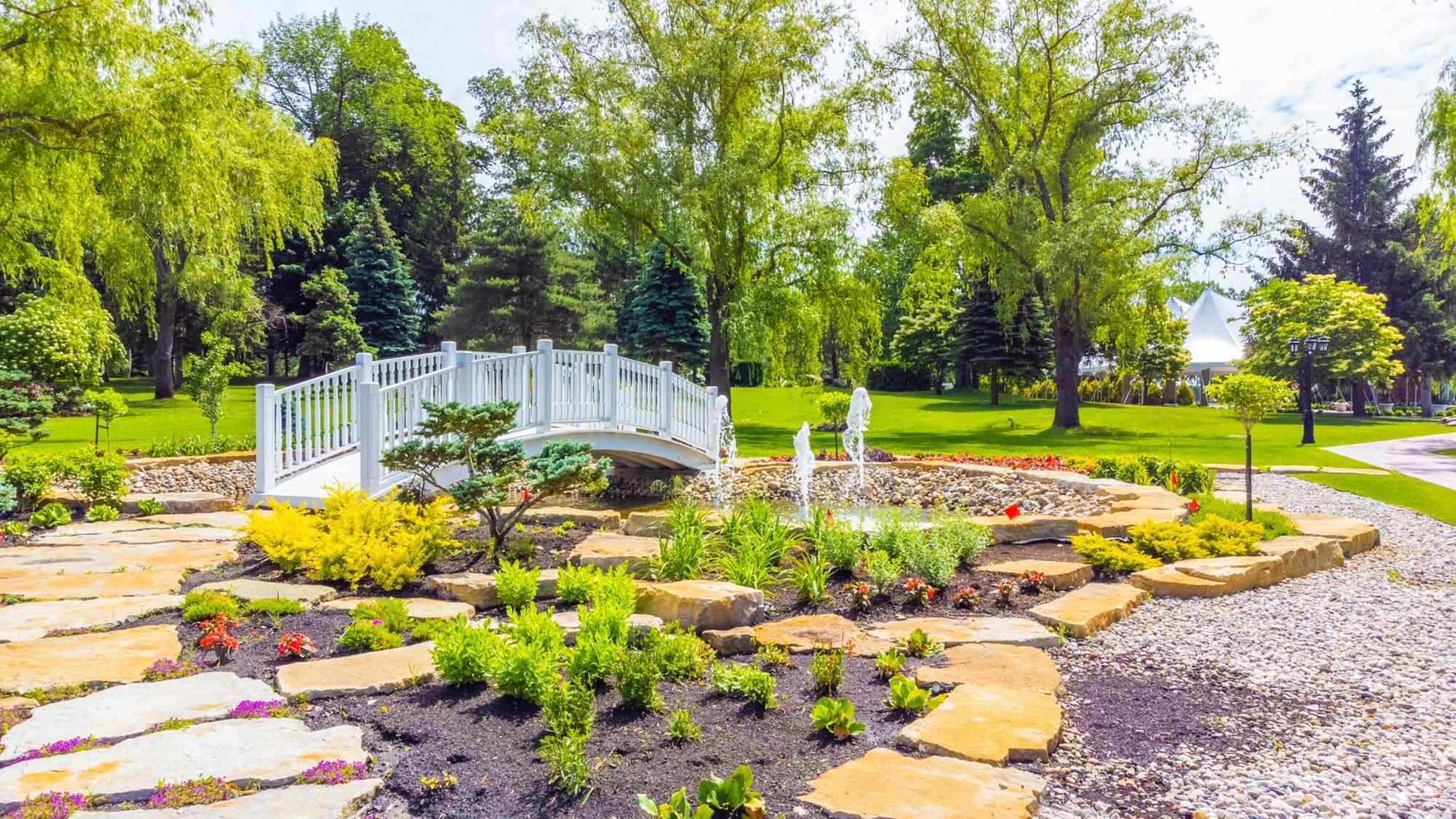 Chateau Vaudreuil Esterno foto The gardens at the center