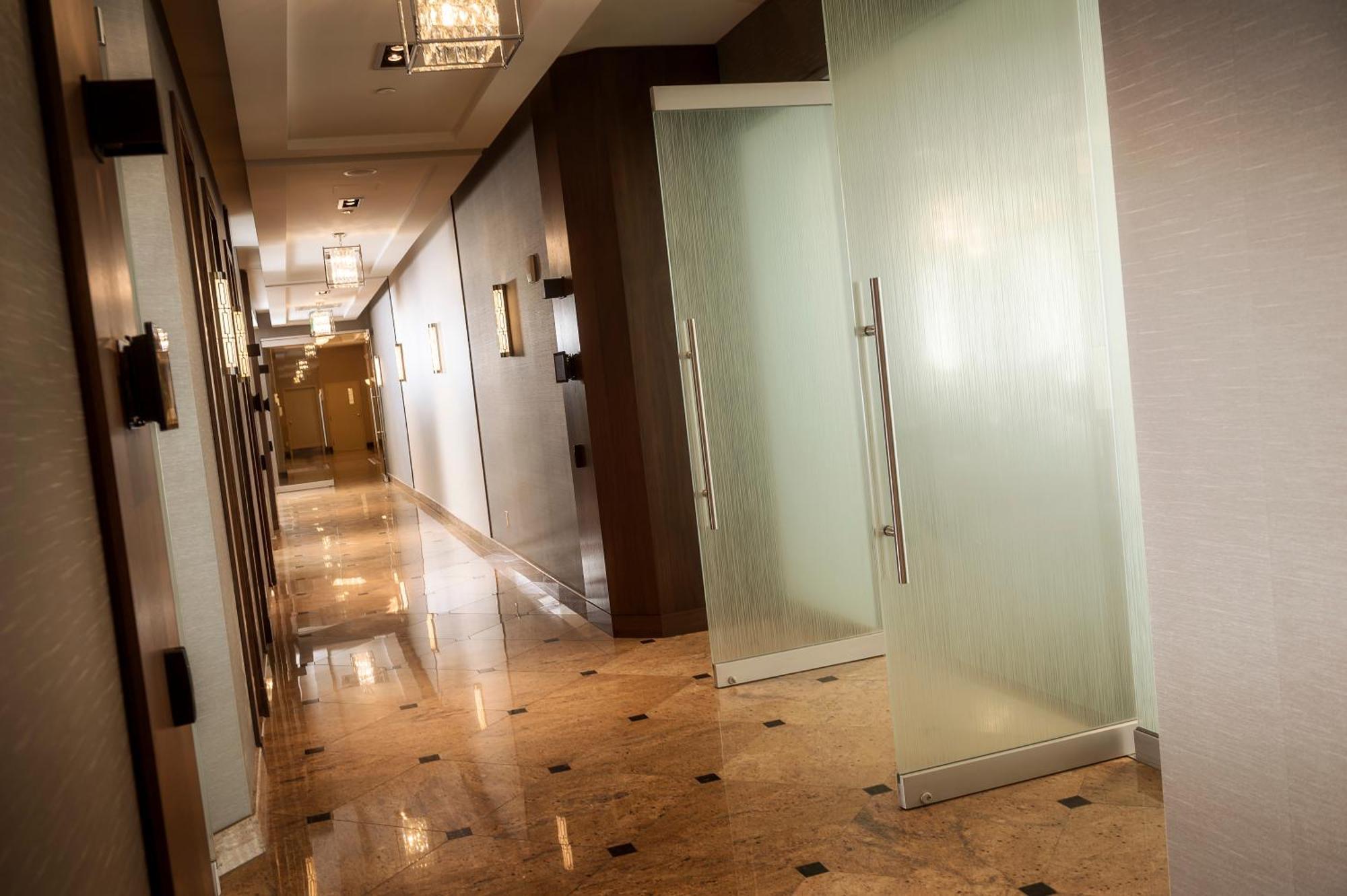 Chateau Vaudreuil Esterno foto A corridor in a hotel