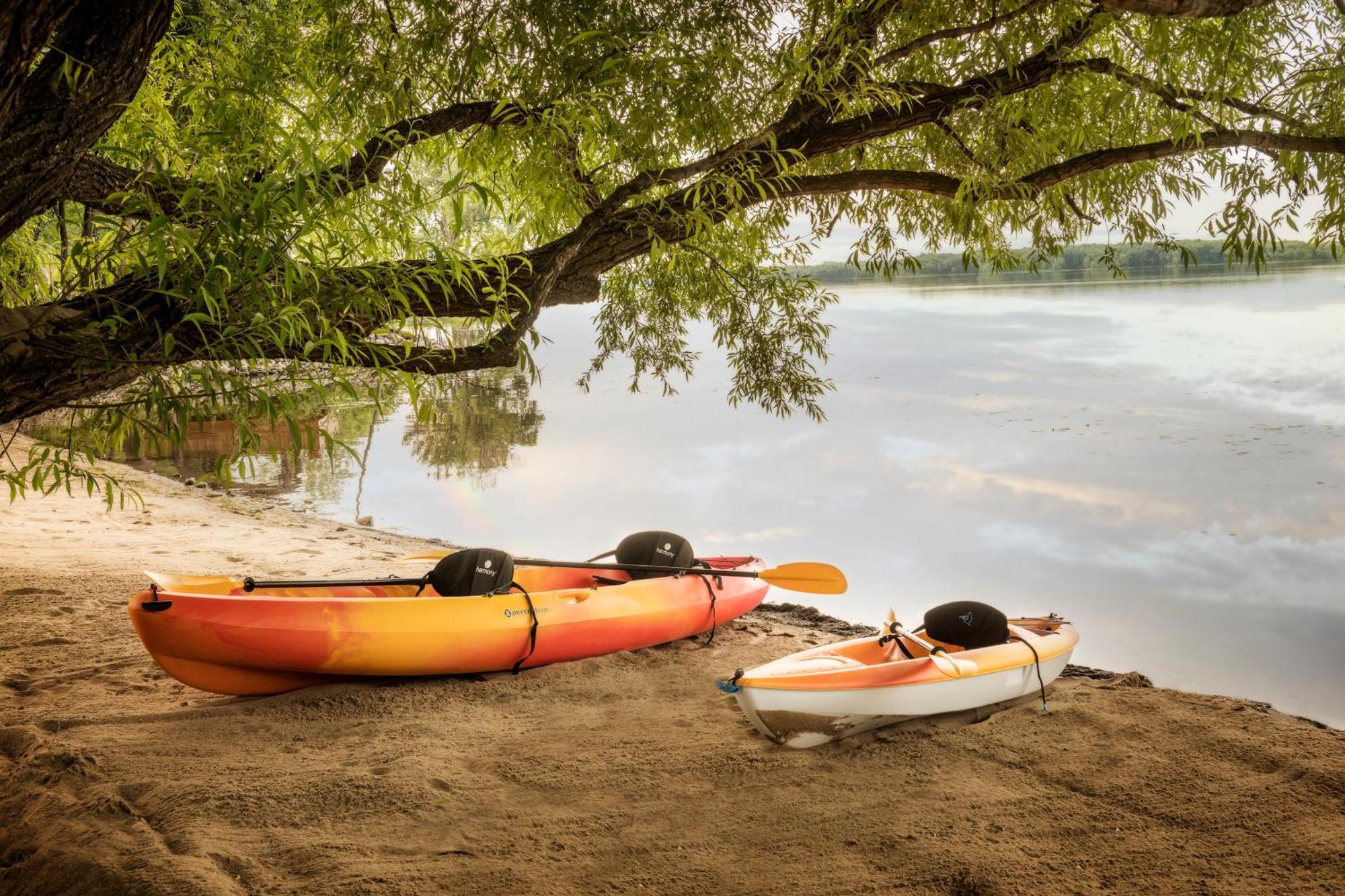 Chateau Vaudreuil Esterno foto Kayaks on the shore of Lake Waconia