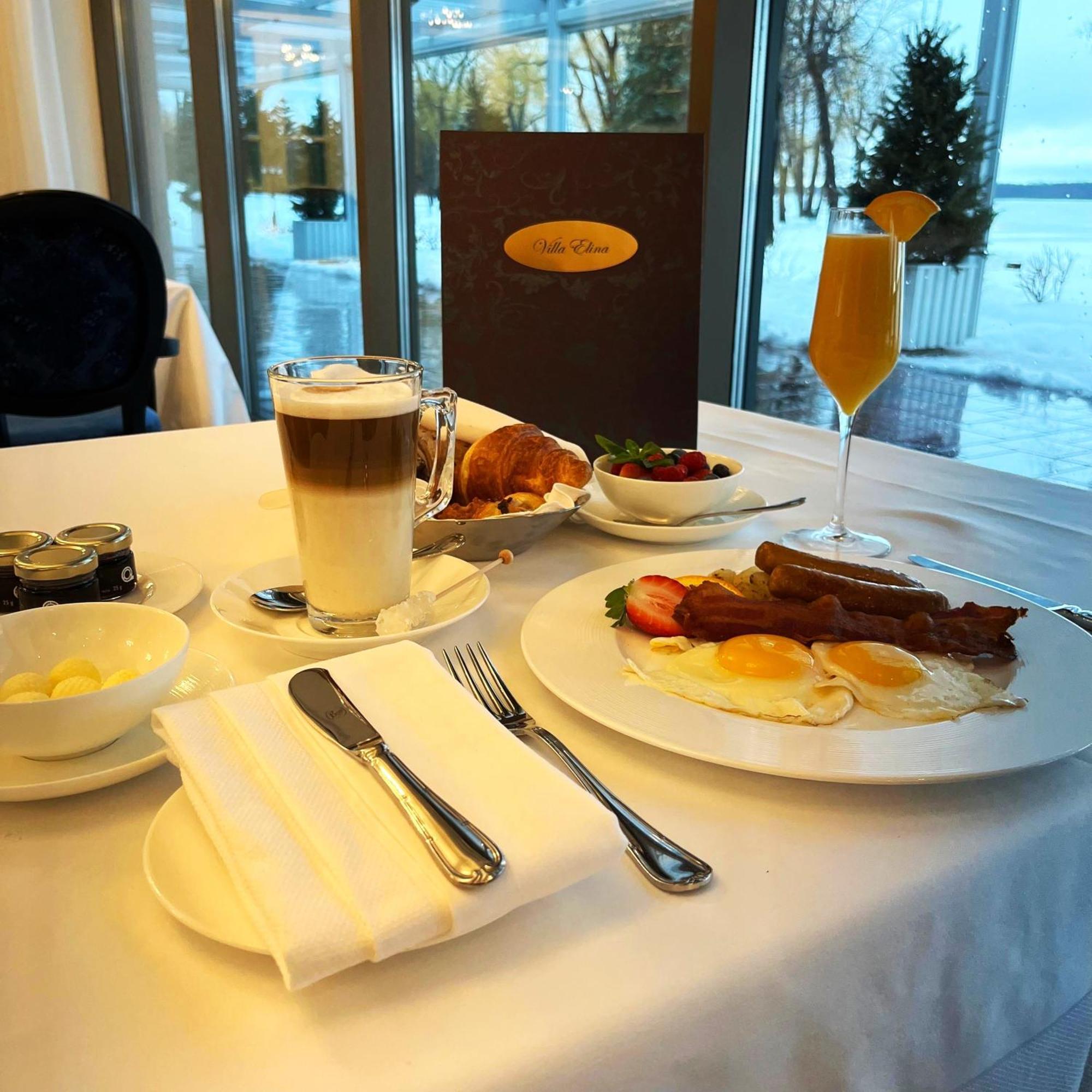 Chateau Vaudreuil Esterno foto A typical breakfast