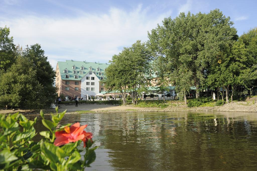 Chateau Vaudreuil Esterno foto The lake in the centre of the town