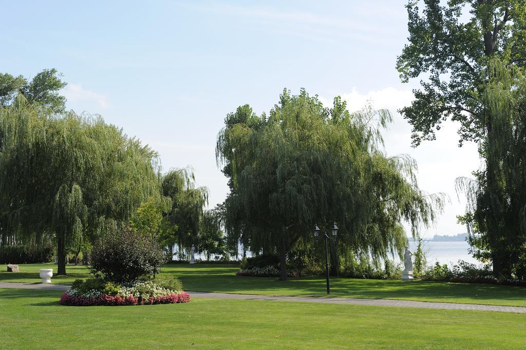 Chateau Vaudreuil Esterno foto View of the park