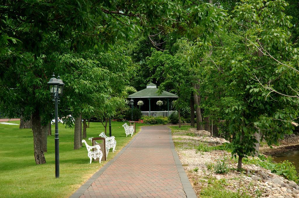 Chateau Vaudreuil Esterno foto The gazebo at the park