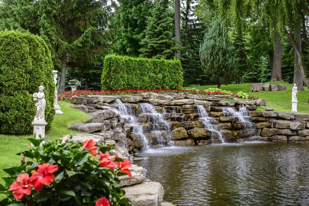 Chateau Vaudreuil Esterno foto The waterfall at the entrance of the gardens