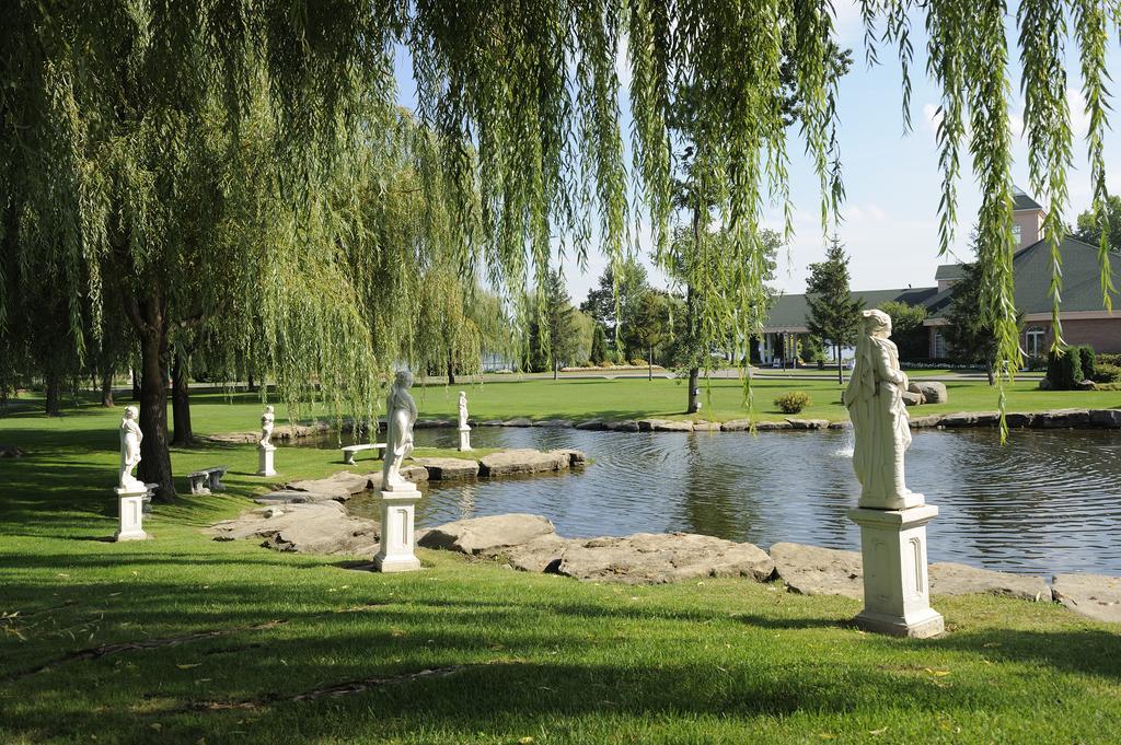 Chateau Vaudreuil Esterno foto The sculpture park