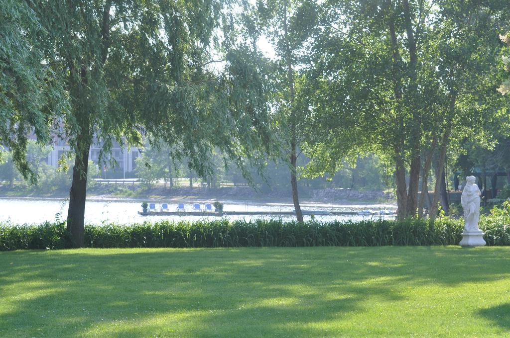 Chateau Vaudreuil Esterno foto The River Thames at the Serpentine Gallery