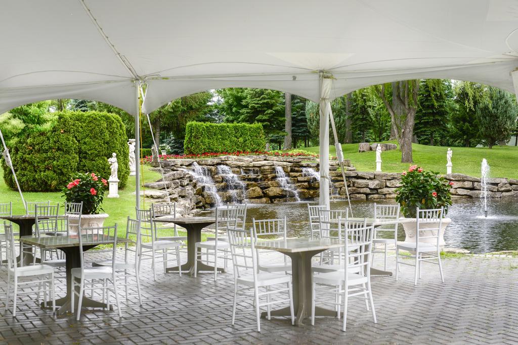 Chateau Vaudreuil Esterno foto The waterfall at the Glenview Mansion