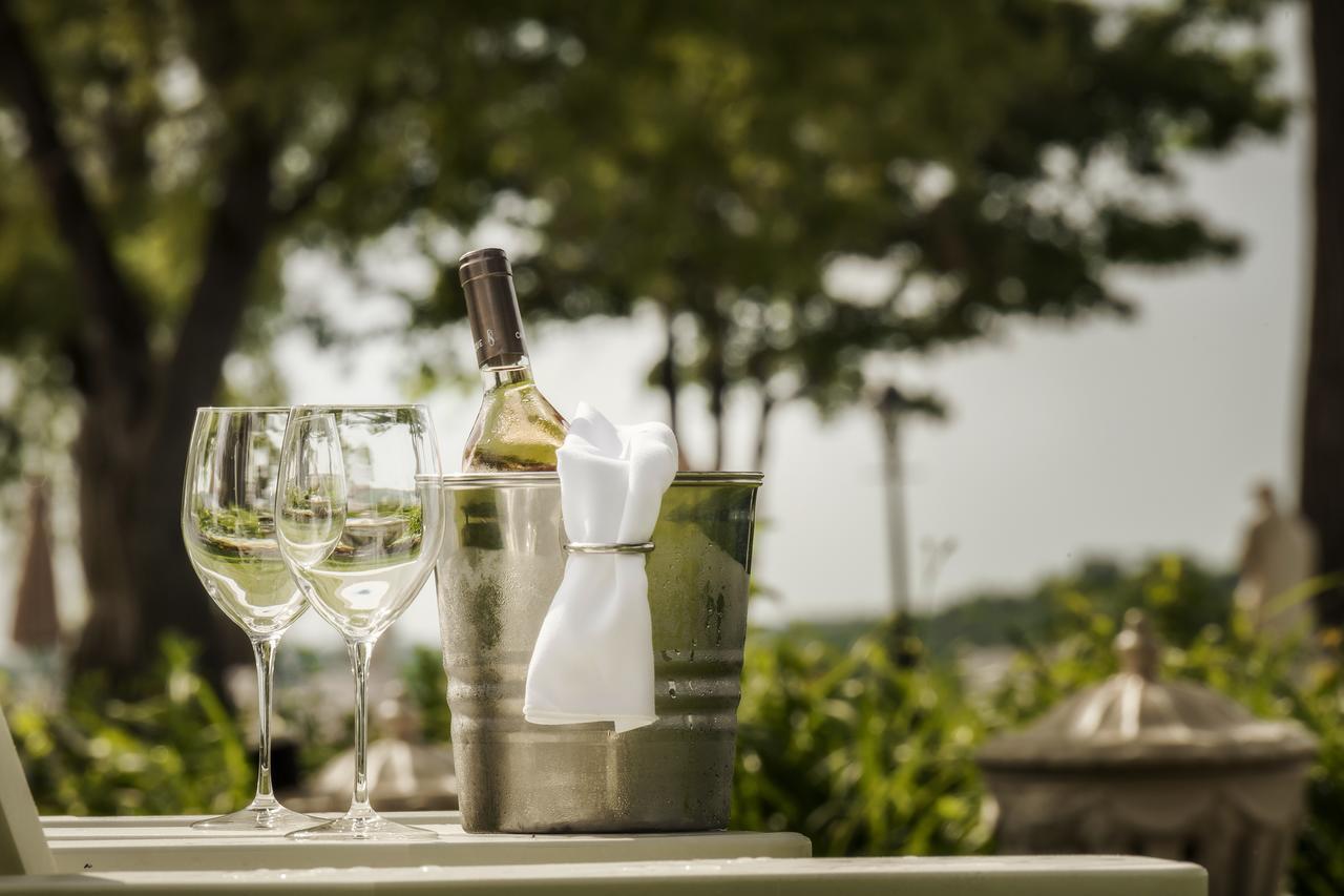 Chateau Vaudreuil Esterno foto A bottle of wine in a wine cooler
